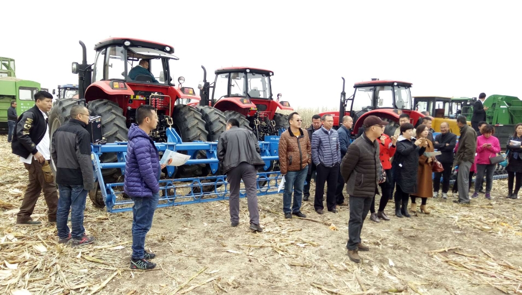 時(shí)風(fēng)國三大型拖拉機(jī)在黑龍江省深松深耕現(xiàn)場演示會上大放異彩